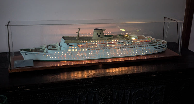 FAIRWIND & FAIRSEA - Cased 1:200th scale agency model