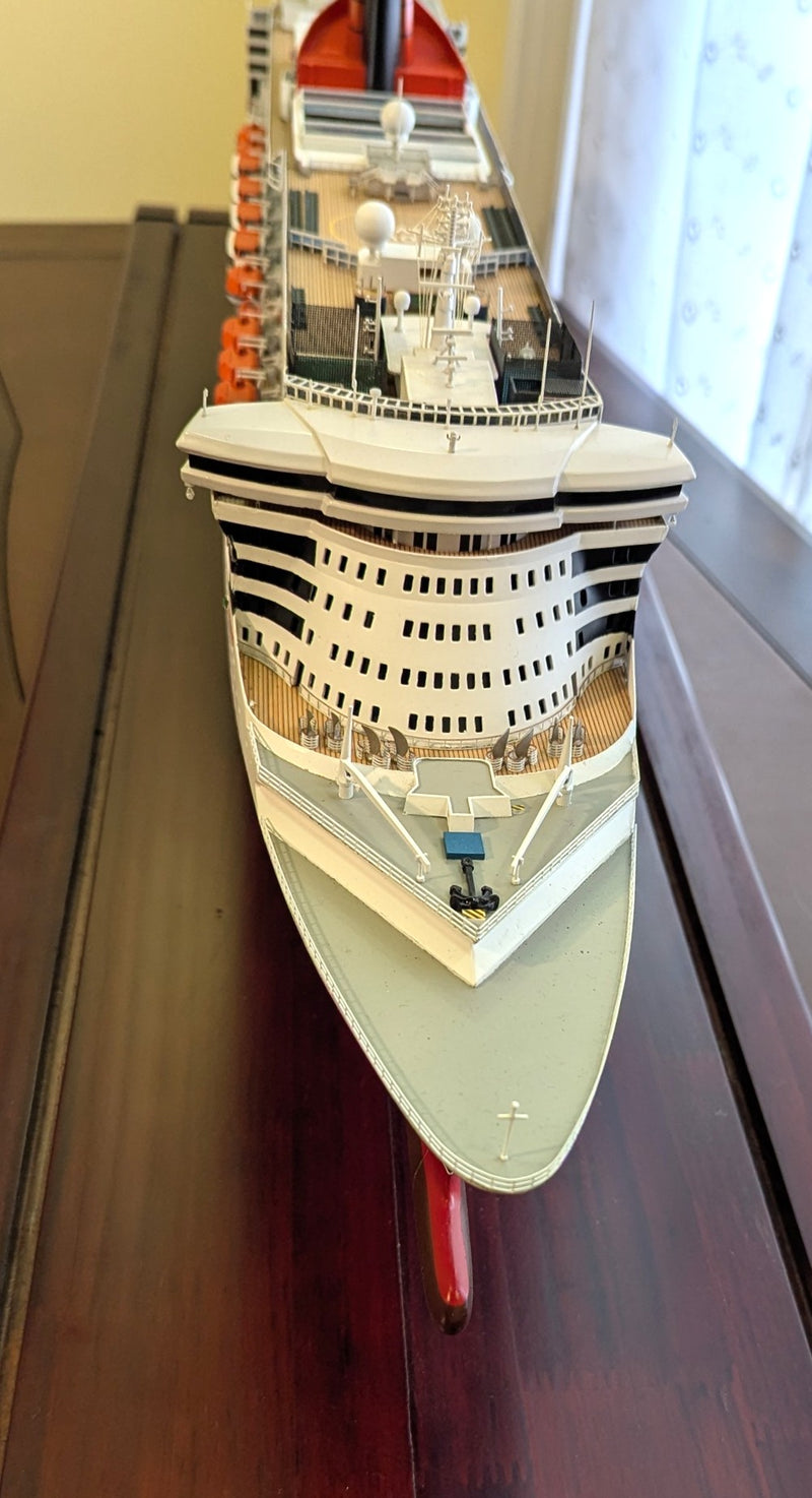 QM2: 2004 - Cased 1:350th scale model by Maritime Replicas