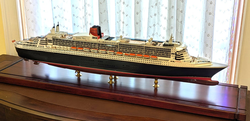 QM2: 2004 - Cased 1:350th scale model by Maritime Replicas