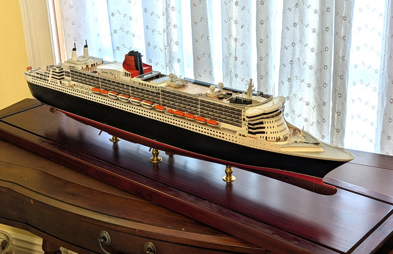 QM2: 2004 - Cased 1:350th scale model by Maritime Replicas