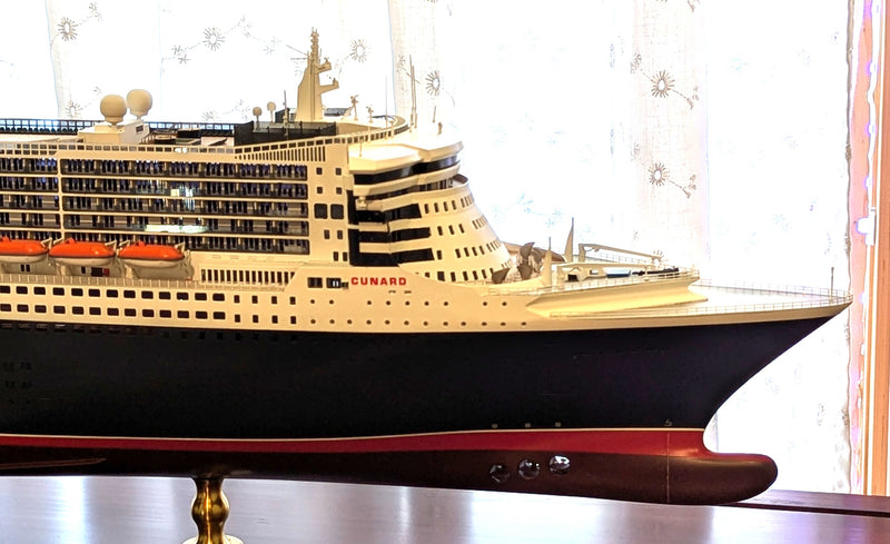 QM2: 2004 - Cased 1:350th scale model by Maritime Replicas