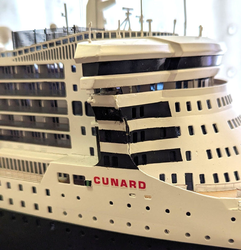 QM2: 2004 - Cased 1:350th scale model by Maritime Replicas