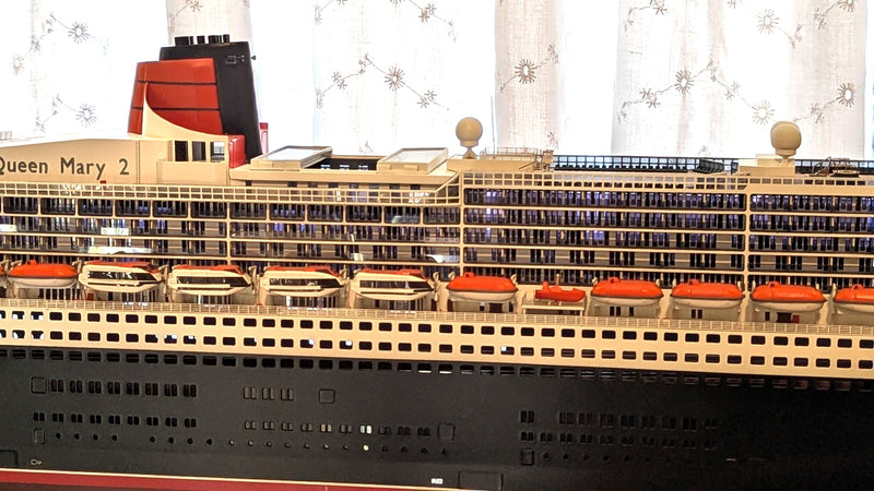 QM2: 2004 - Cased 1:350th scale model by Maritime Replicas