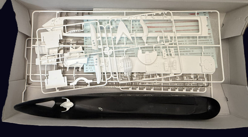 QM2: 2004 - Heller 1:600th scale model kit w/ 249 pieces & 103 decals