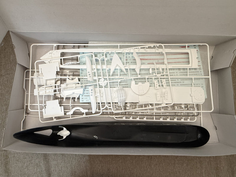 QM2: 2004 - Heller 1:600th scale model kit w/ 249 pieces & 103 decals