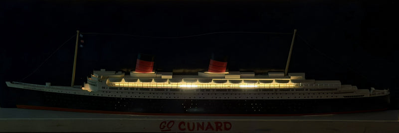 QUEEN ELIZABETH: 1940 - Lit half-hull agency display by Art Model Studios
