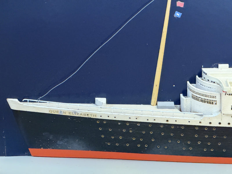 QUEEN ELIZABETH: 1940 - Lit half-hull agency display by Art Model Studios