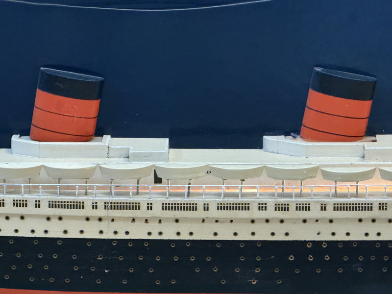 QUEEN ELIZABETH: 1940 - Lit half-hull agency display by Art Model Studios