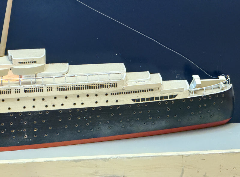 QUEEN ELIZABETH: 1940 - Lit half-hull agency display by Art Model Studios