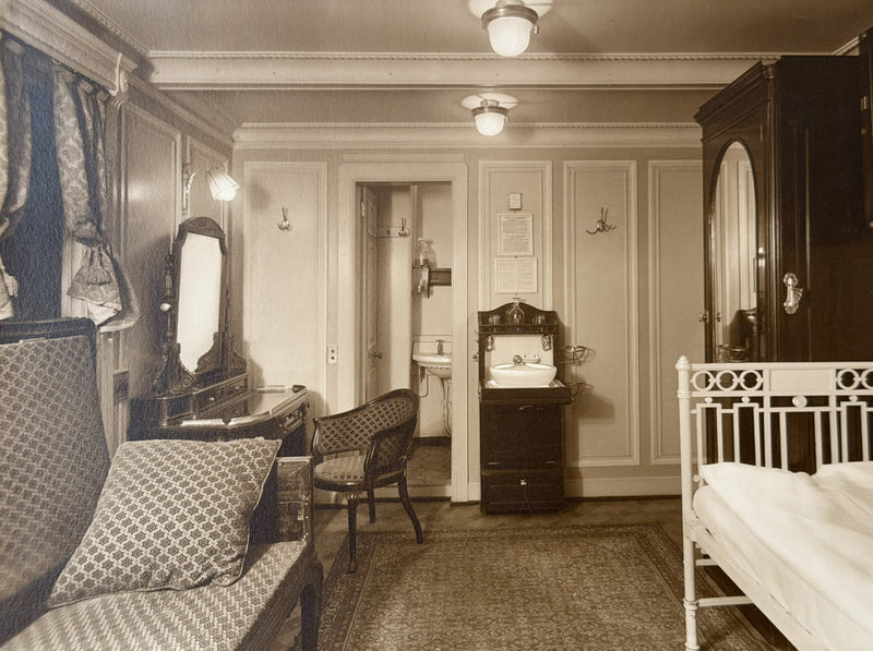 KROONLAND & PENNLAND - Agency display card w/ cabin photograph