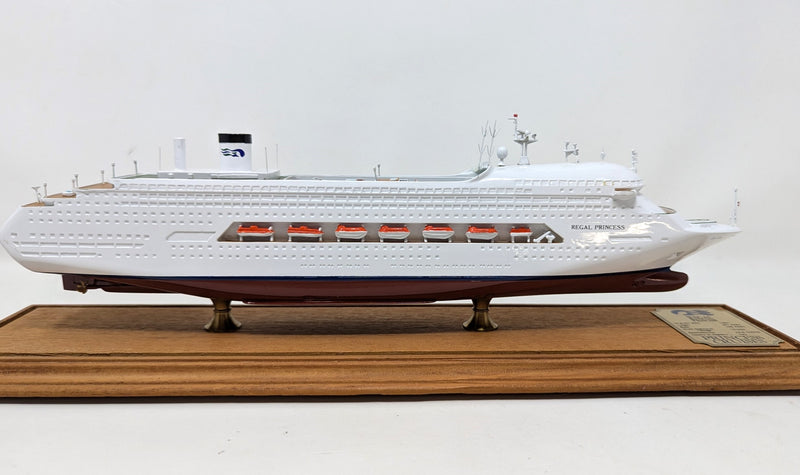 REGAL PRINCESS: 1991 - Cased model in 1:880 scale