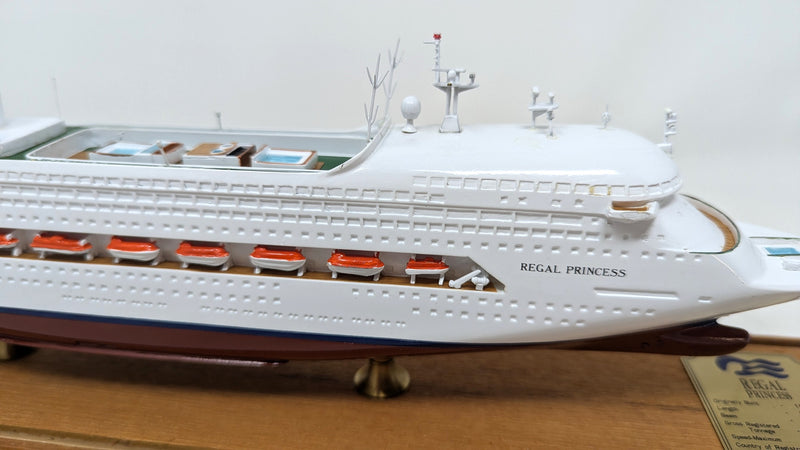 REGAL PRINCESS: 1991 - Cased model in 1:880 scale