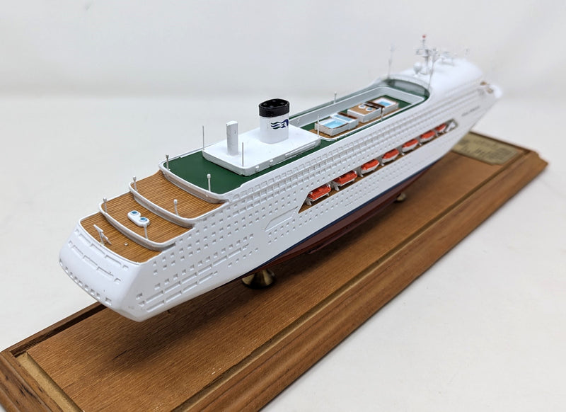 REGAL PRINCESS: 1991 - Cased model in 1:880 scale