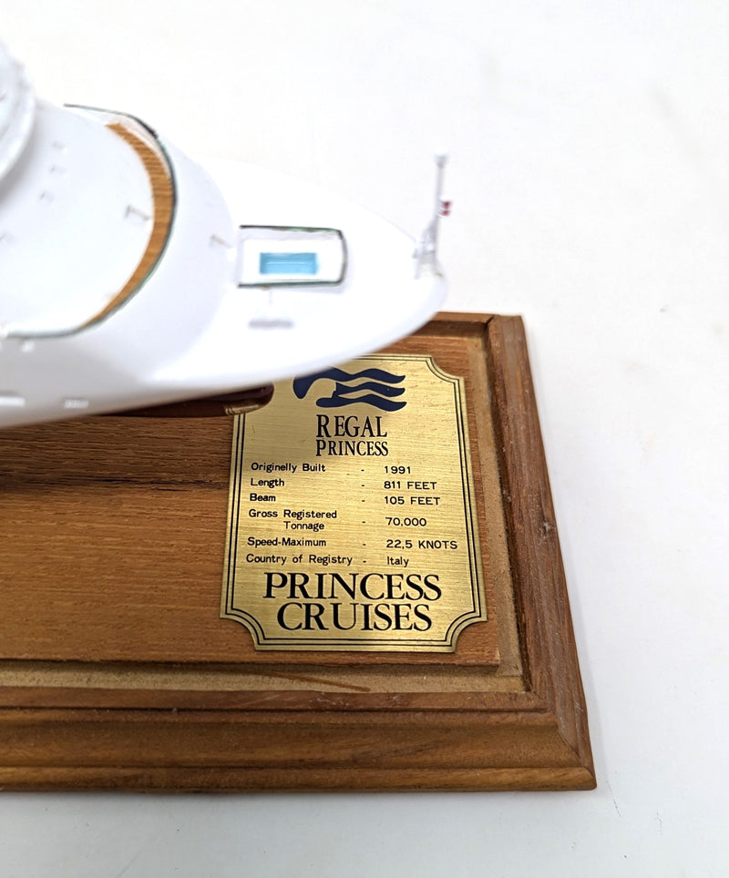 REGAL PRINCESS: 1991 - Cased model in 1:880 scale