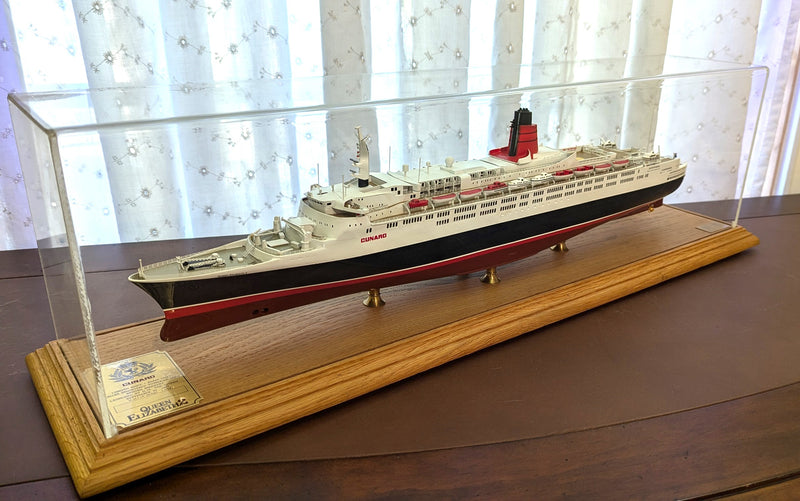 QE2: 1969 - Cased 1:500th scale Maritime Replicas model