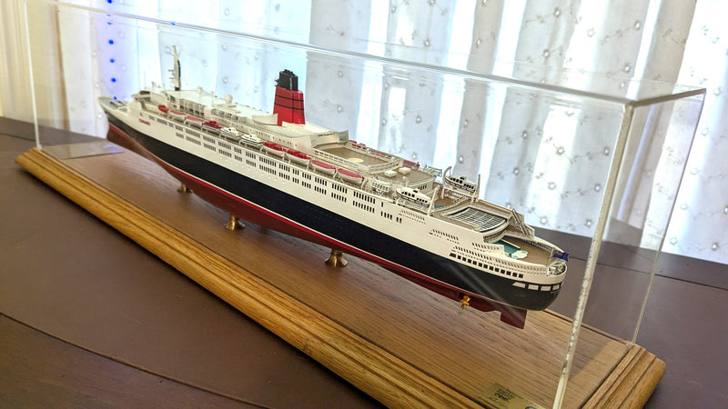 QE2: 1969 - Cased 1:500th scale Maritime Replicas model