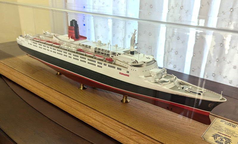 QE2: 1969 - Cased 1:500th scale Maritime Replicas model