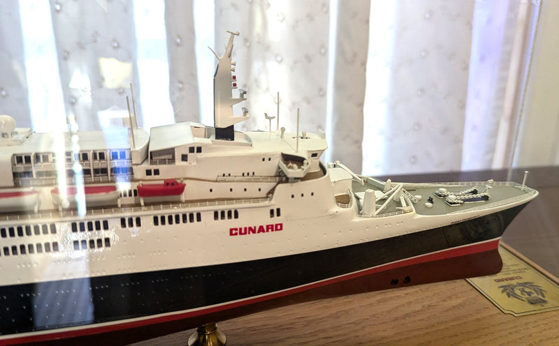 QE2: 1969 - Cased 1:500th scale Maritime Replicas model