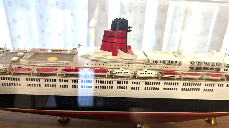 QE2: 1969 - Cased 1:500th scale Maritime Replicas model