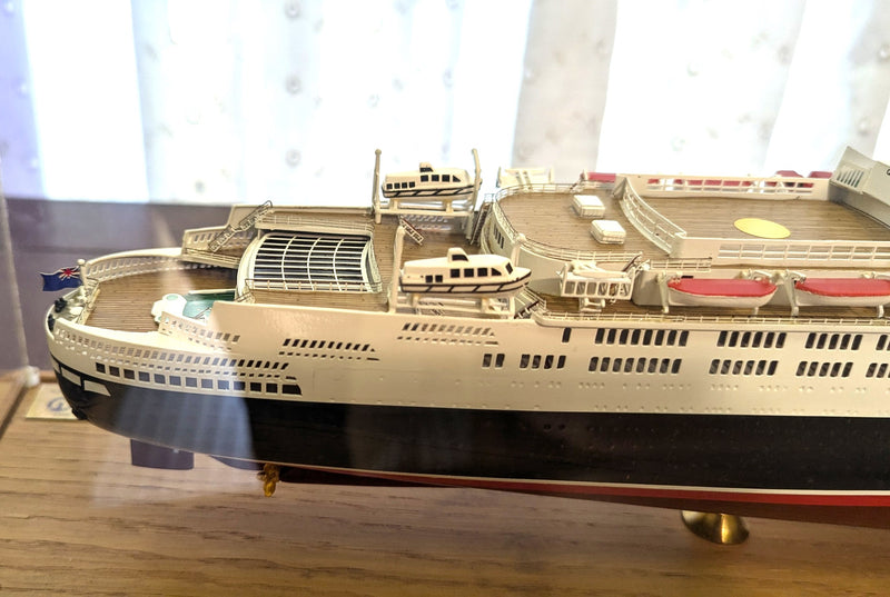 QE2: 1969 - Cased 1:500th scale Maritime Replicas model