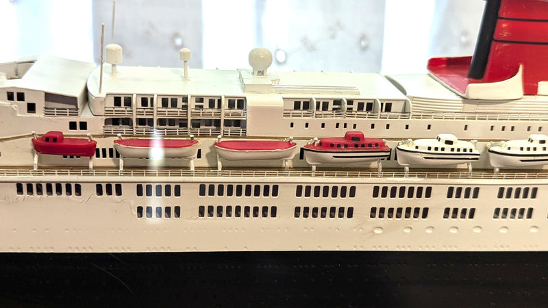 QE2: 1969 - Cased 1:500th scale Maritime Replicas model