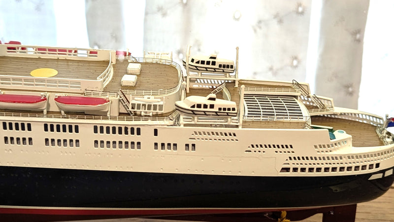 QE2: 1969 - Cased 1:500th scale Maritime Replicas model