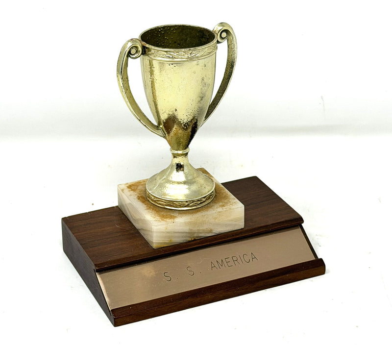 AMERICA: 1940 - Trophy on base